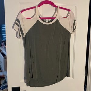 Open shoulder soft tee